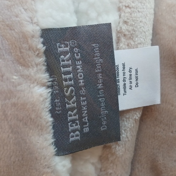 Limited Edition Berkshire Velvet soft/sherpa comforter& shams set/ Full size - Picture 4 of 12